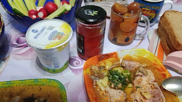 Время  поздние а мы обедаем