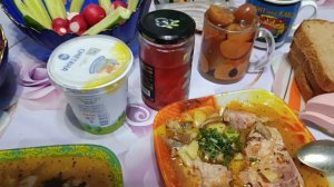 Время  поздние а мы обедаем