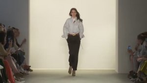 Показ женской коллекции Dorothee Schumacher весна-лето 2018