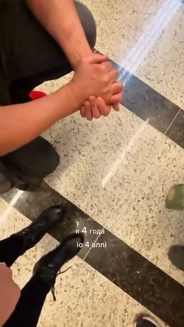 Итальянец в аэропорту подошёл к нашему военнослужащему, чтобы поблагодарить.