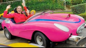 Влад и Ники исследуют Диснейленд всей семьей.