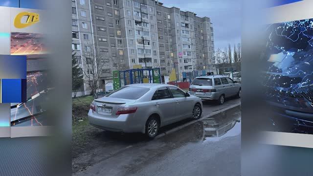 НЕСМОТРЯ НА РОСТ ШТРАФОВ, ЖЕЛЕЗНОГОРСКИЕ ВОДИТЕЛИ ПРОДОЛЖАЮТ ПАРКОВАТЬСЯ НА ГАЗОНАХ