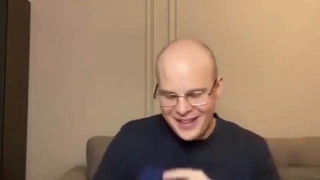 Возьми телефон детка я знаю ты хочешь позвонить мне сегодня я слил на тебя сотню и на верх ещё сотню