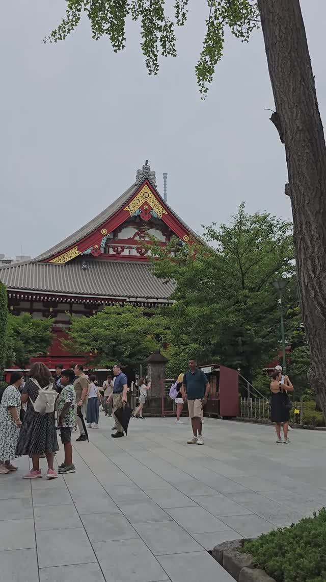 Территрория храма Сэнсо-дзи в Токио, Япония