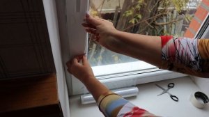 Подсмотрела, как умный мастер натягивает пищевую плёнку на окно и тоже стала так делать