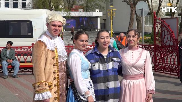 В Элисте прошёл театрализованный парад артистов различных жанров