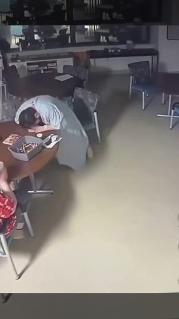 🔞😱🤯Американский психбольной воткнул карандаш В ГЛАЗ и достал ДО МОЗГА 
Когда уборщица…🔽