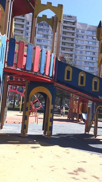 Санкт-Петербург. Проспект Энгельса. 17.04.2026. Детская игровая площадка.  Эпизод 2