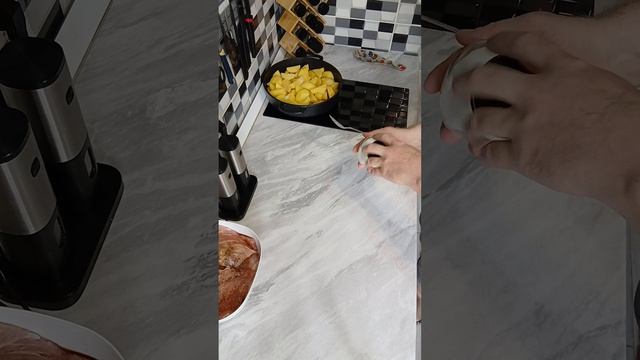 Картошка по деревенски со стейком