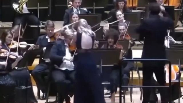 Дирижёр так активно размахивал руками, что выбил из рук солистки скрипку за €1 млн прямо во время...
