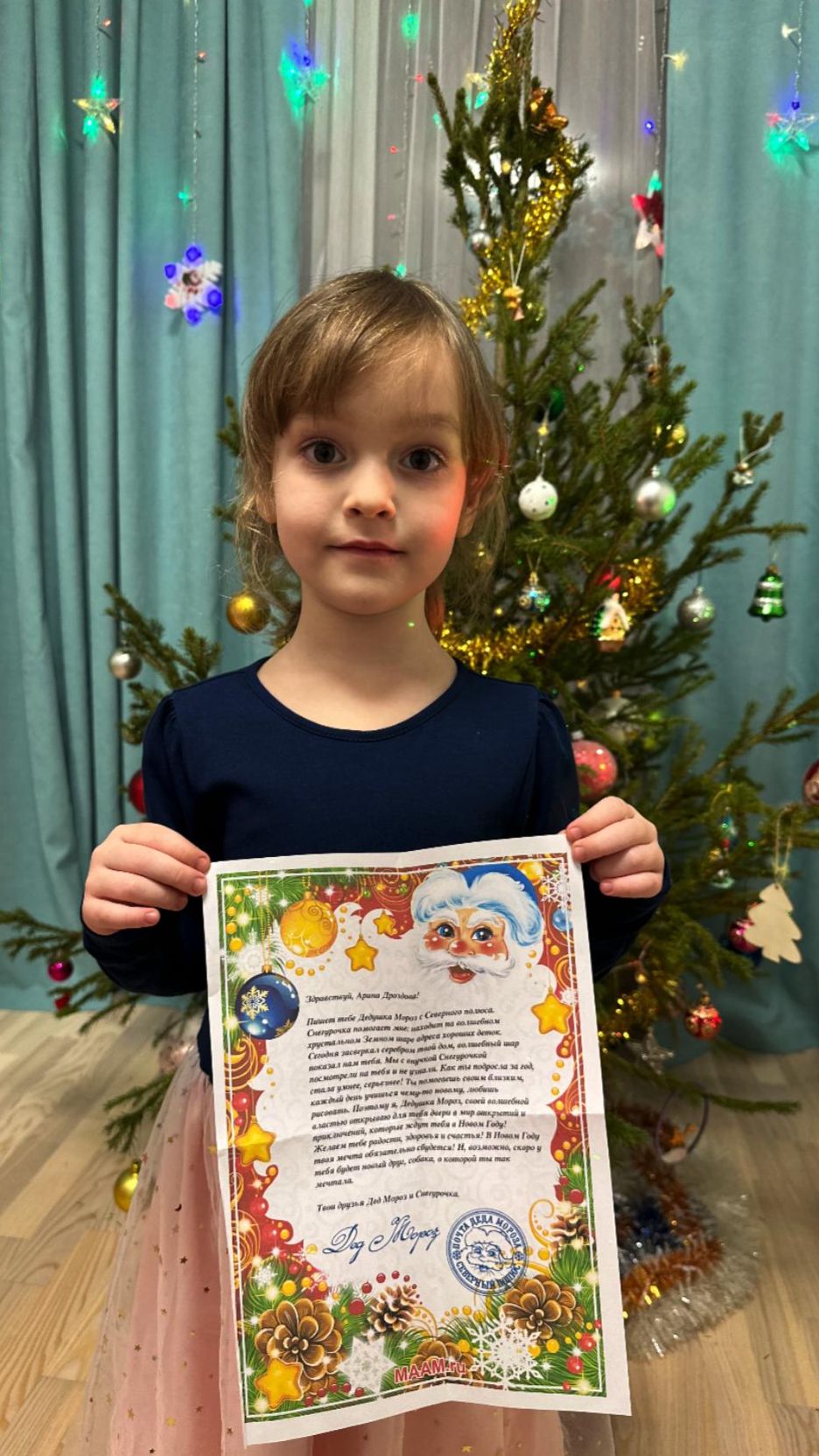 Арина рассказывает стишок про ёлку