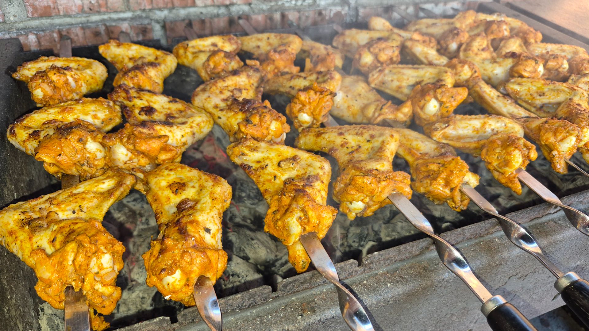 Шашлык из куриных крылышек.