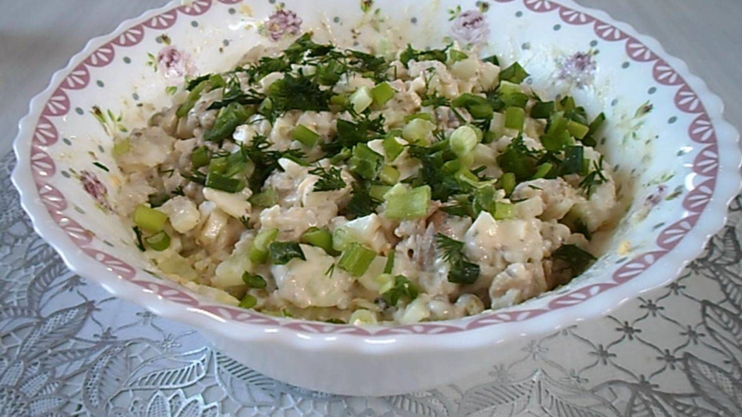 Салат с сардинами, яйцом и рисом