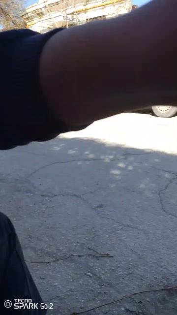 Весь кадр испортили хаха