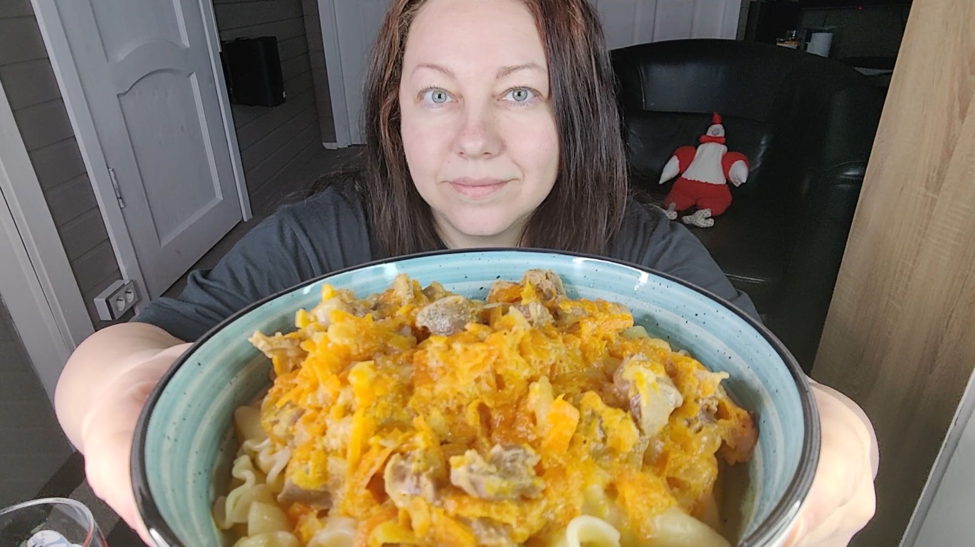 Мукбанг Тушеные куриные желудочки с макаронами, огурчик, кола.