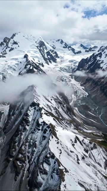 Горы и облака: захватывающий вид с высоты #природа #горы #восхитительныепейзажи