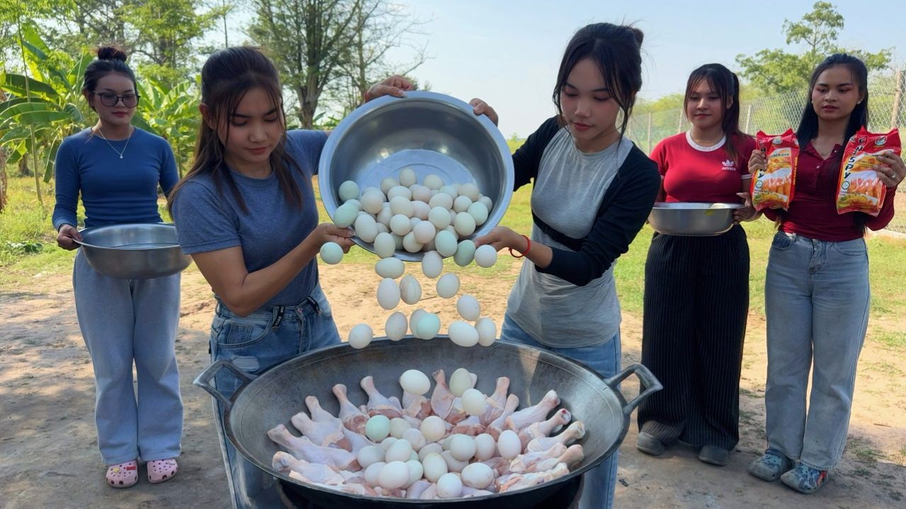 Девушки показывают потрясающий рецепт приготовления хрустящей жареной куриной ножки с яйцами