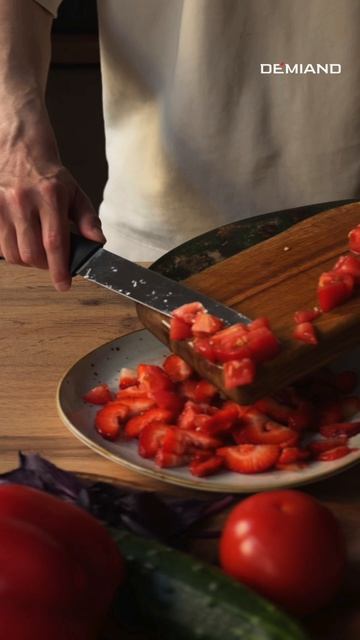 Салат с клубникой и томатами