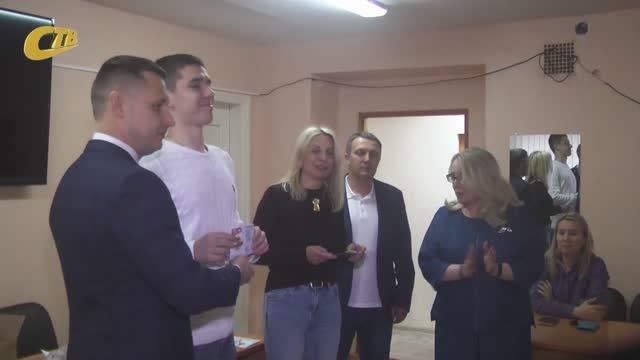 В УПРАВЛЕНИИ ОБРАЗОВАНИЯ ЖЕЛЕЗНОГОРСКА ВРУЧИЛИ ЗОЛОТЫЕ ЗНАЧКИ ГТО 40 ЮНОШАМ И ДЕВУШКАМ