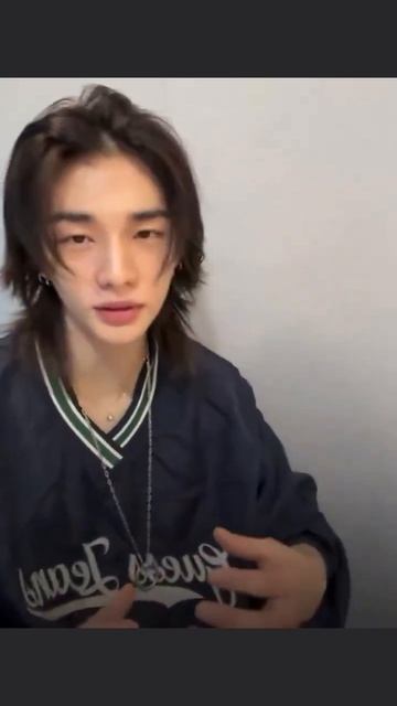 Хёнджин объясняет сценку с поцелуями 👍