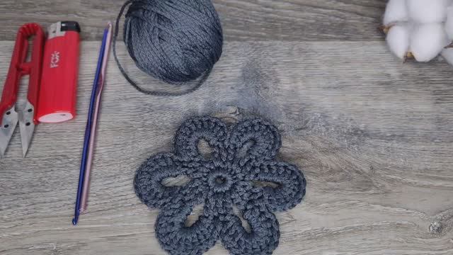 Как связать простой и красивый цветок крючком из шнура или другой пряжи  - просто и легко