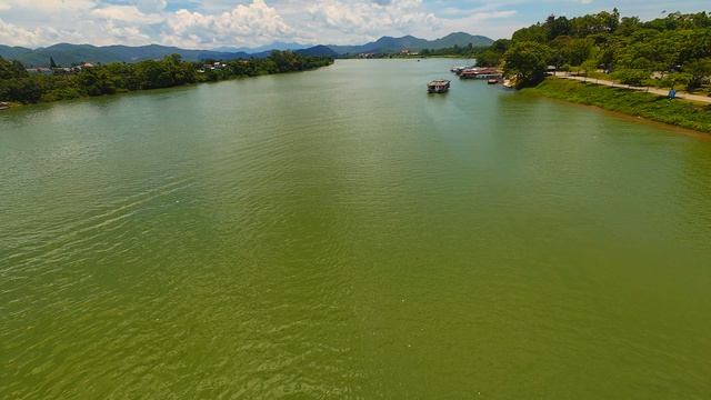 🌿 Парфюмерная река в Хюэ — одно из самых атмосферных мест Вьетнама, где время словно замедляется.