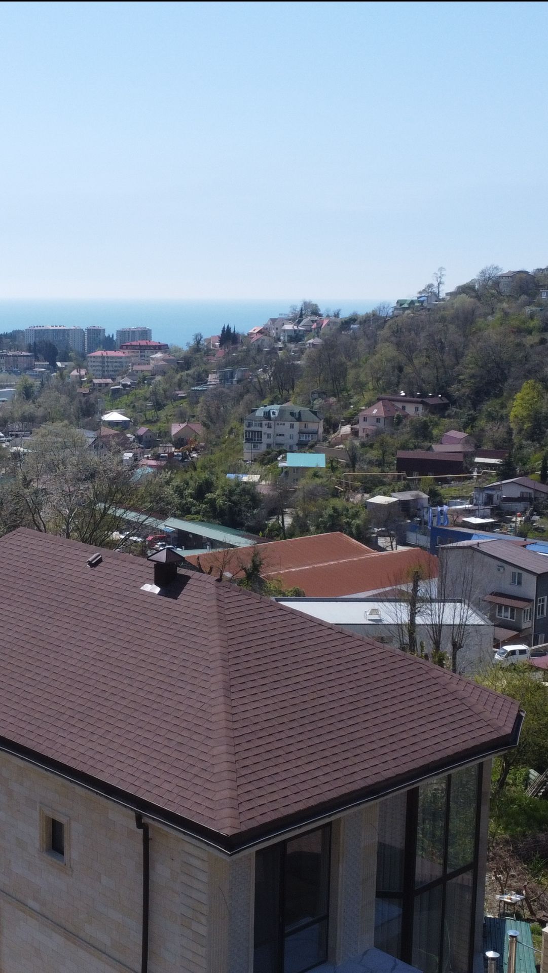 Вид на море из витражных окон: дом из дагестанского камня в Сочи - полный обзор на канале.