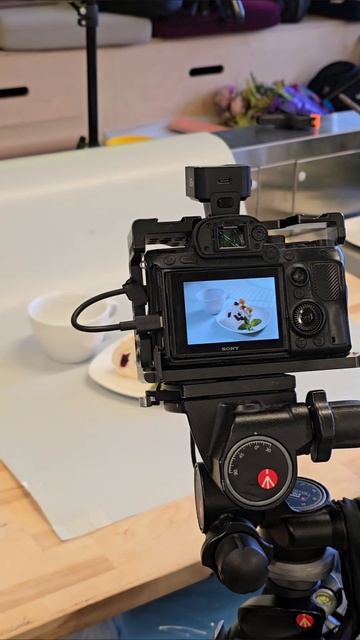 Десерт — первым делом, Фото — вторым😅 🍫✨
Самая сложная часть этой съёмки — не съесть реквизит. #фудф