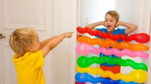 Крис и Ники учатся делиться игрушками и играть вместе