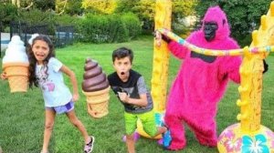 Хайди и Зидан убегают от животных из зоопарка - Розовая обезьяна