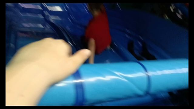 я играю со своим другом в игровом центре.