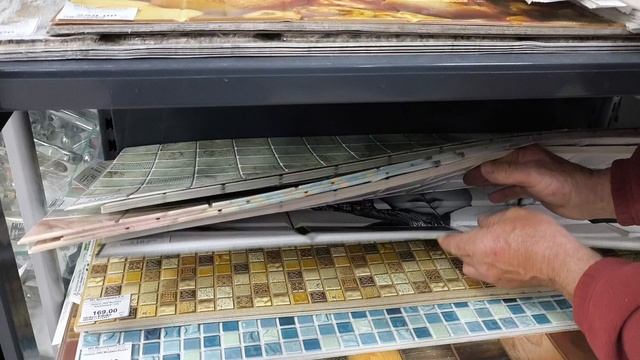 Начало положено. В магазине. Не можем выбрать.