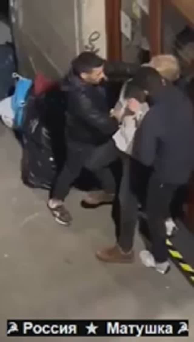 Барселона Испания.Два североафриканских иммигранта грабят туриста среди бела дня.