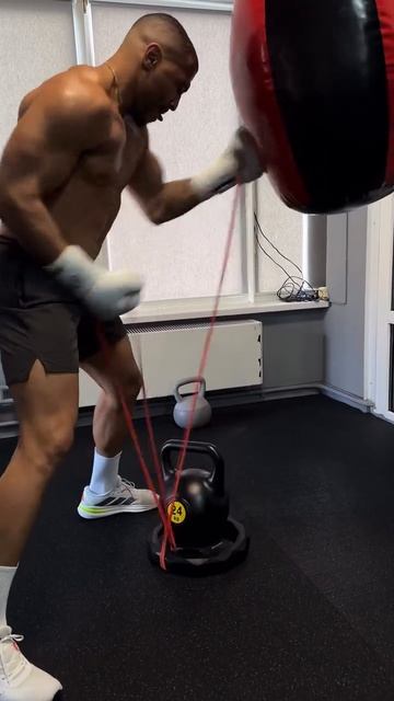 In The Office…..#boxingtraining #boxeo #boxingtips.mp4