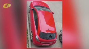 ЖИТЕЛЬ ДОМА №58 ПО УЛ. ЛЕНИНА ПОЖАЛОВАЛСЯ НА СТЕКЛО, РАЗБИТОЕ УПАВШИМ С ФАСАДА ДОМА НА АВТО КИРПИЧОМ