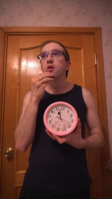 ЖЕНЬКА СНИМАЕТ КЕПКУ