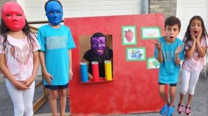 Хайди и Зидан играют с автоматом по продаже фруктов