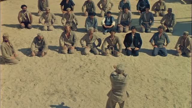 рука крушит отточенную сталь