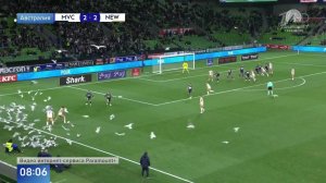 Незваные гости: стая чаек настигла футбольное поле во время матча в Австралии.