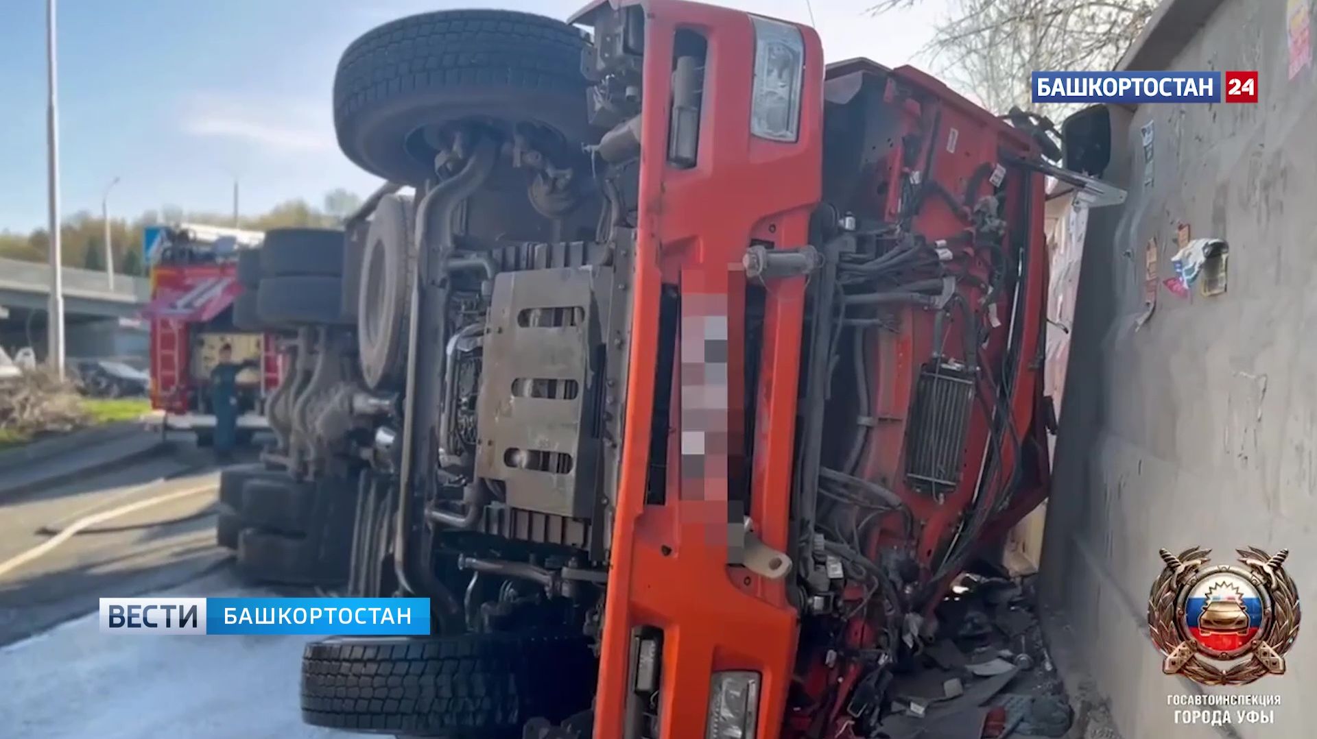 В Уфе «КамАЗ» опрокинулся во время движения и влетел в бетонную стену