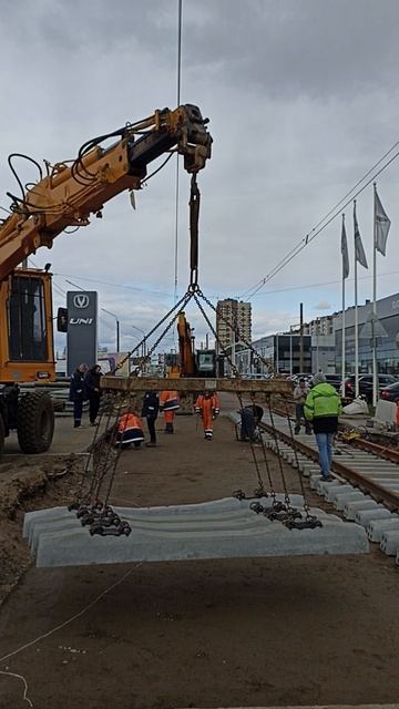 Укладка новых шпал на Выборгском шоссе