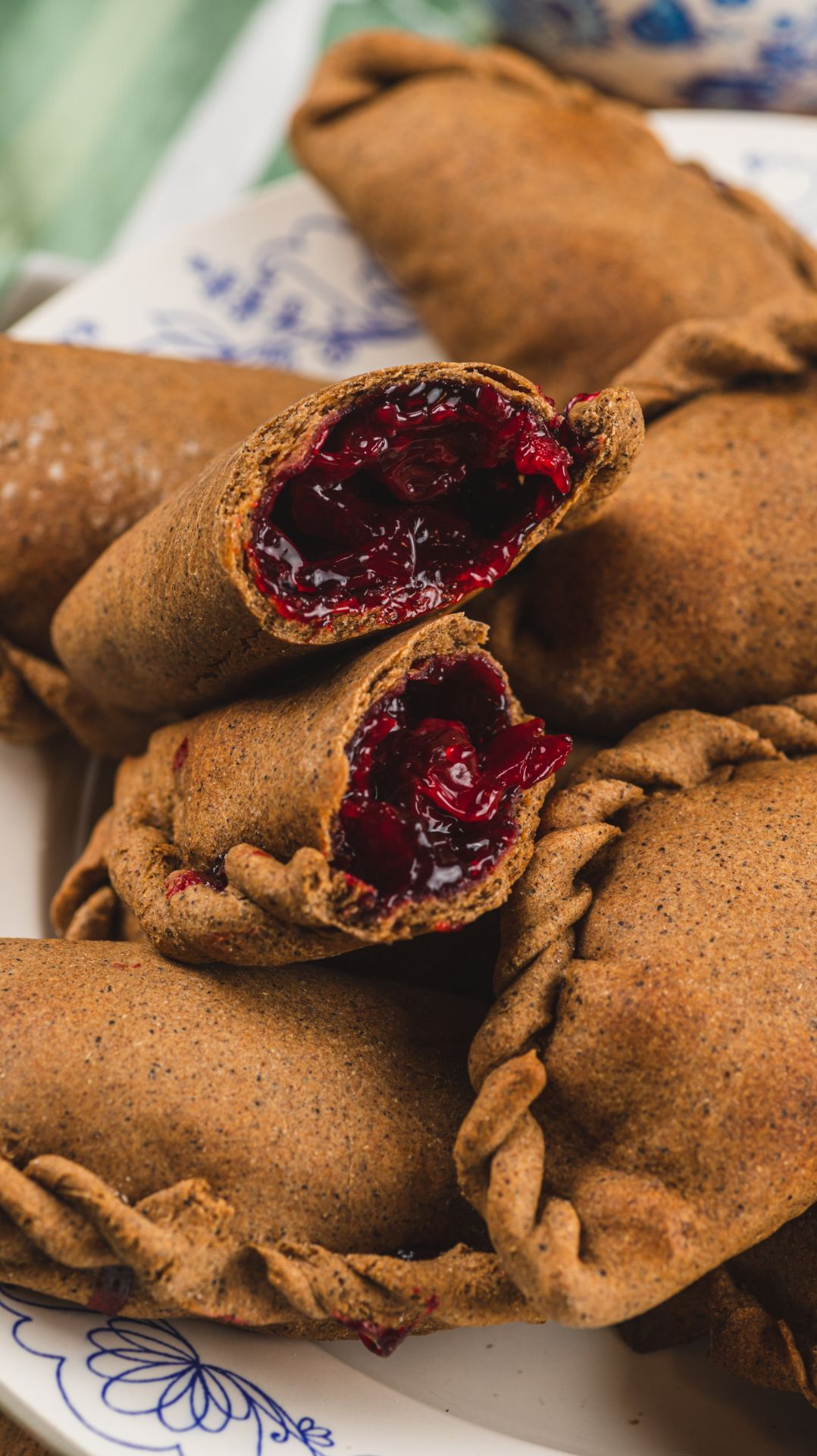 Ржаные пирожки с вишневой начинкой