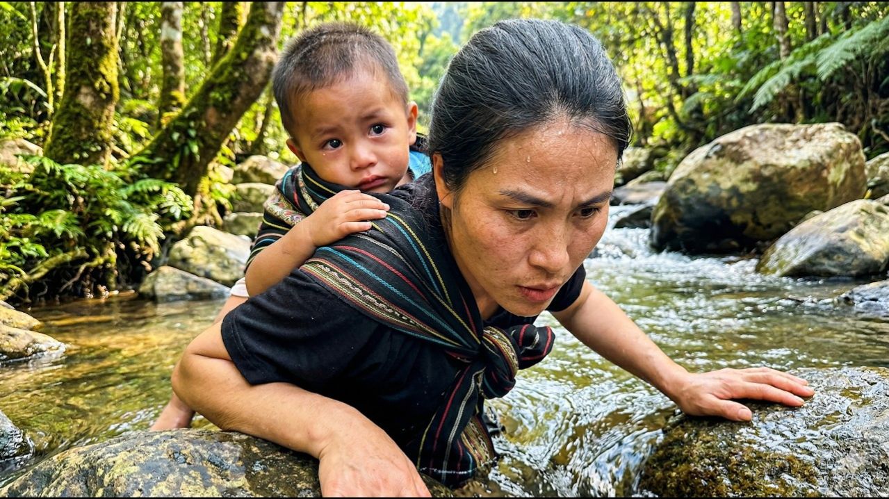 Она собирает улиток, чтобы выжить... А кто-то молча наблюдает за её жизнью.