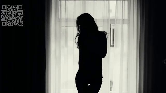 Девушка на кровати