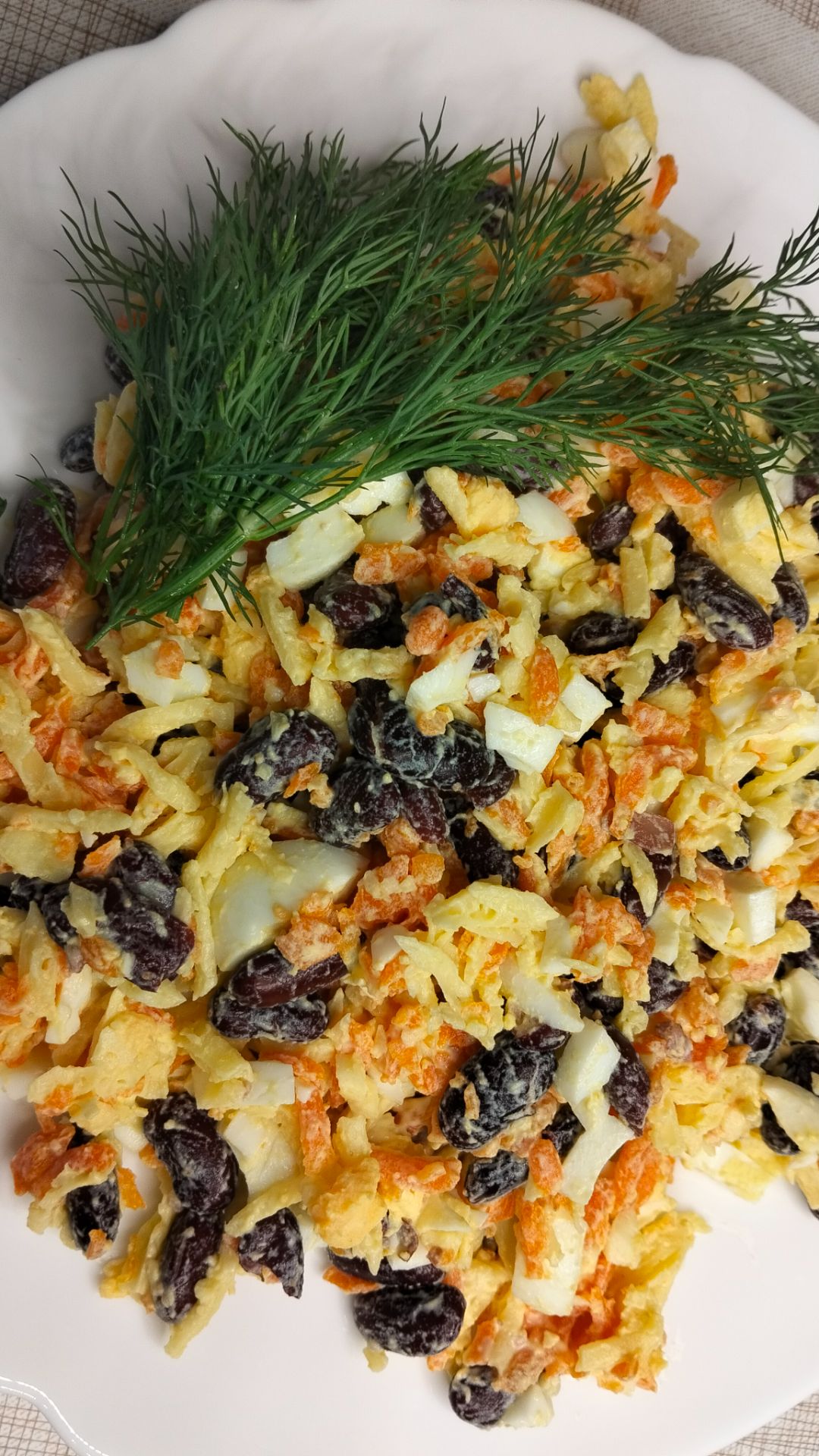 Салат с фасолью. Готовится просто, выглядит красиво