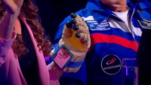 Летчик-космонавт Корниенко показал в шоу "Кто хочет стать миллионером?" перчатку, в которой выход...