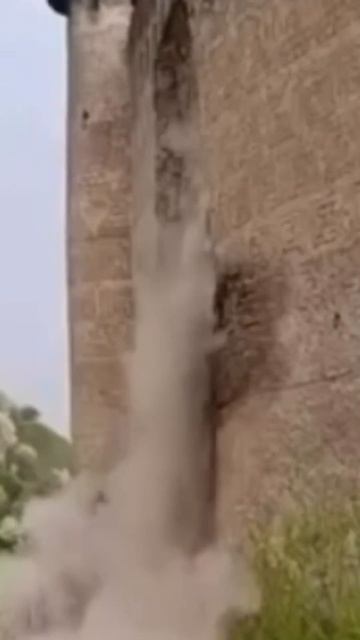 На Украине обрушилась часть стены средневековой Хотинской крепости.

Местные власти пишут,...