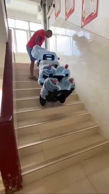 Тележка для подъема по лестнице.

Умный строитель