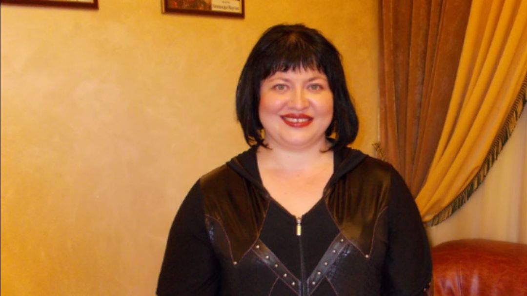 Макияж палеткой теней для век и бровей Royal Brownie/ Помада-филлер для губ It’s Collagen Фаберлик.