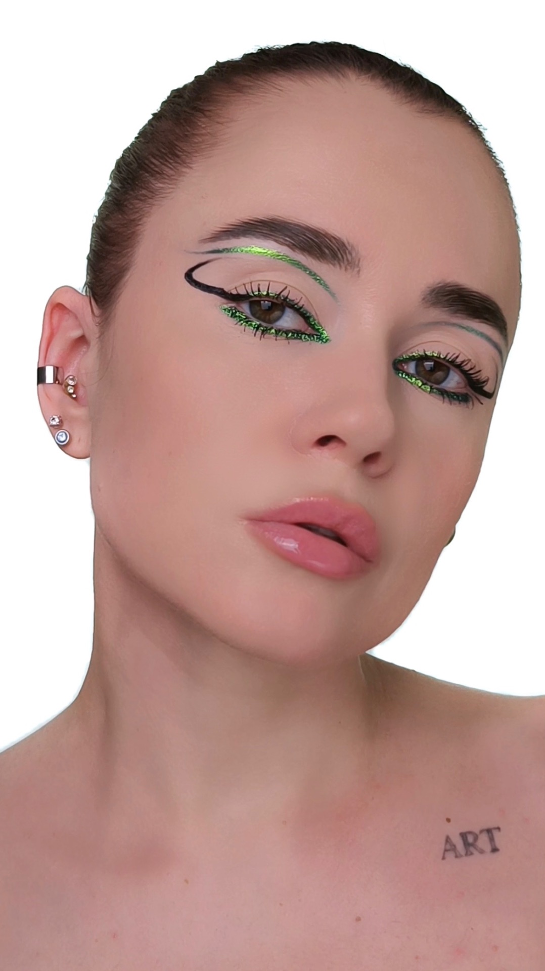 Макияж с сияющими акцентными стрелками от Influence Beauty 💚 Сохранишь идею, чтобы повторить?